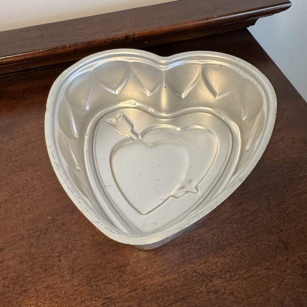 Vintage Wear-Ever Heart Shaped Aluminum Cake Baking Pan #294 1/2
